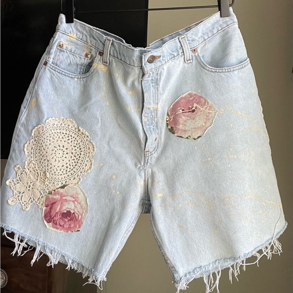 NWT- Tricia Fix EXCLUSIVE Renewed Levis Shorts 🌸 ( ONE OF A KIND ) - Picture 3 of 4